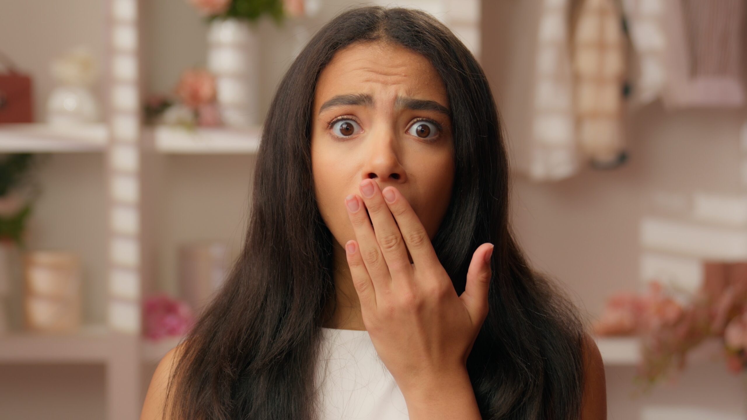 ショックを受ける女性